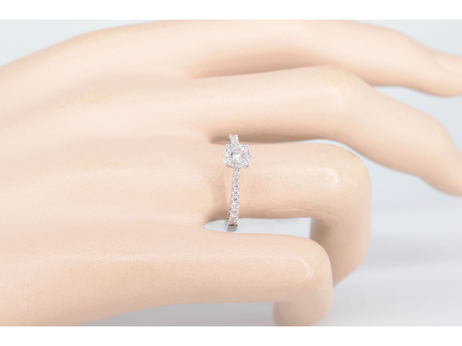 Witgouden entourage ring met diamanten