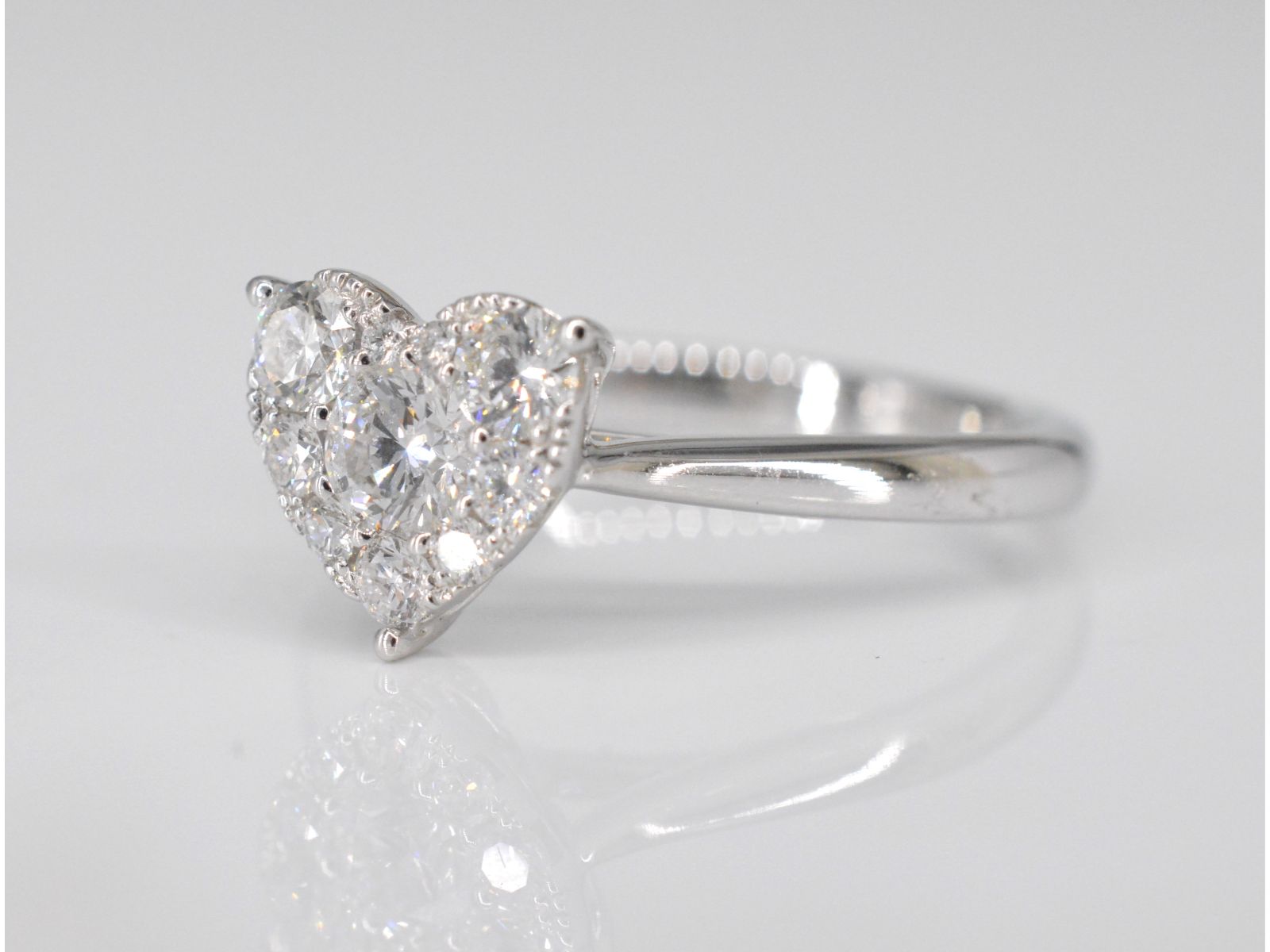Witgouden ring met diamanten in hart vorm