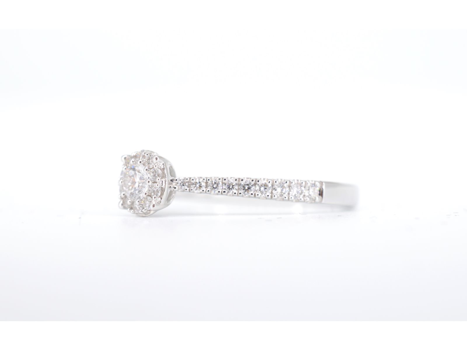 Witgouden entourage ring met diamanten