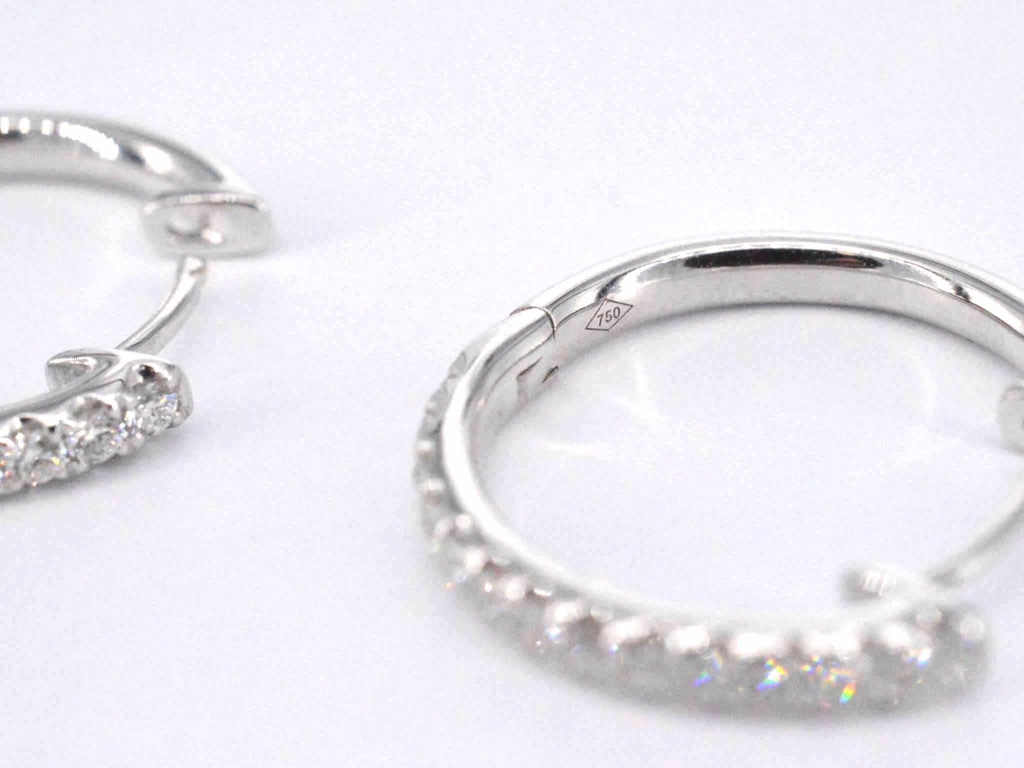 Witgouden oorhangers met 26 diamanten – 0.60 ct