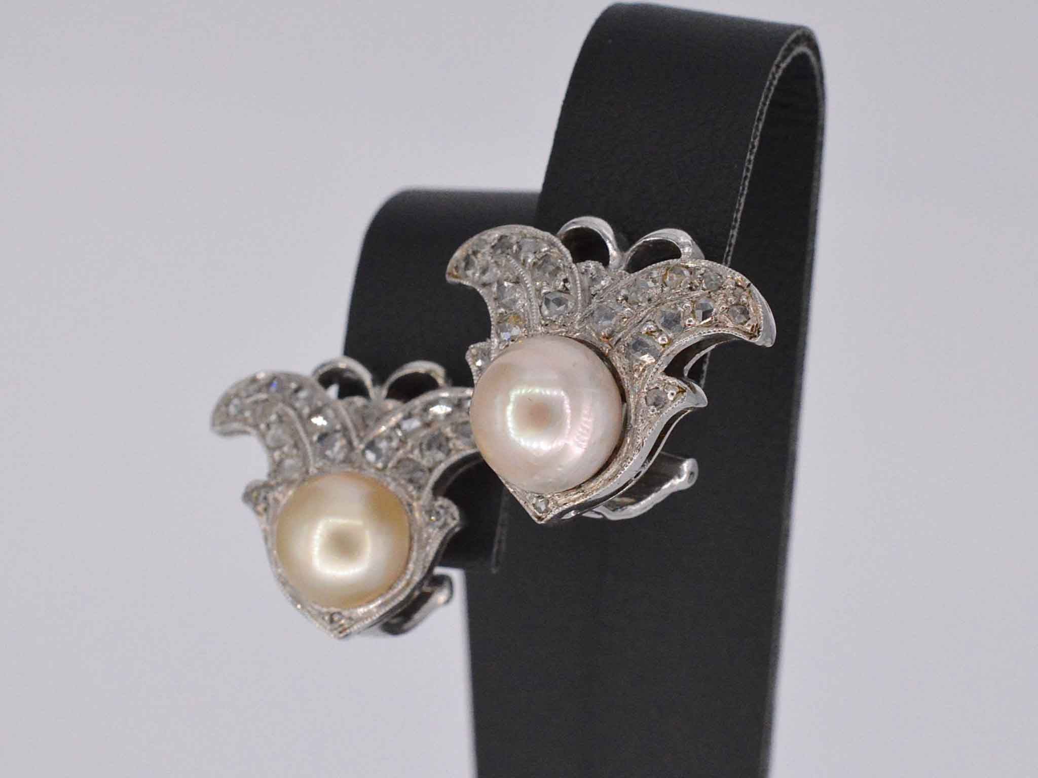 Witgouden oorclips met diamant en parels in vlindervorm