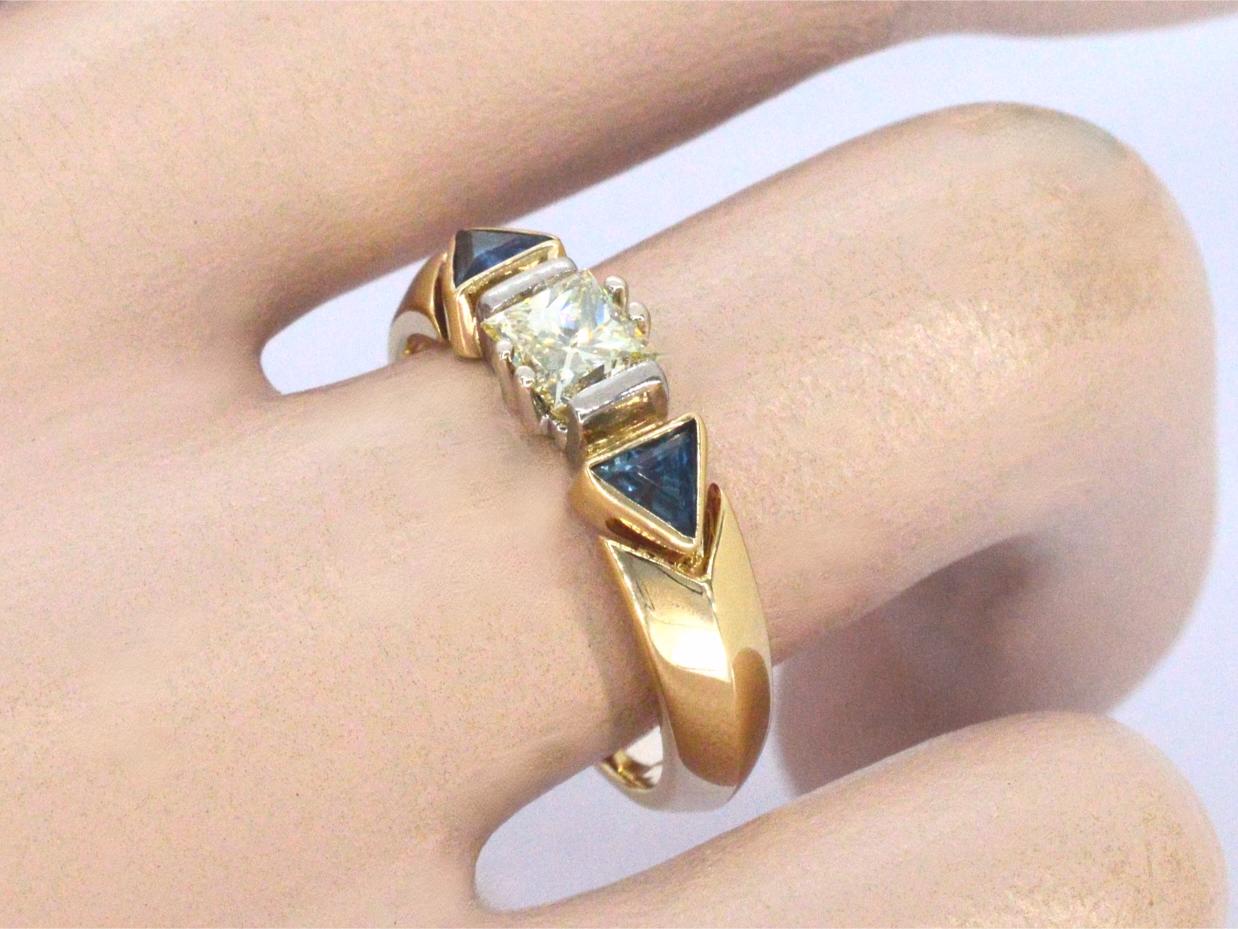 Gouden vintage ring met een grote prinses geslepen diamant en saffieren