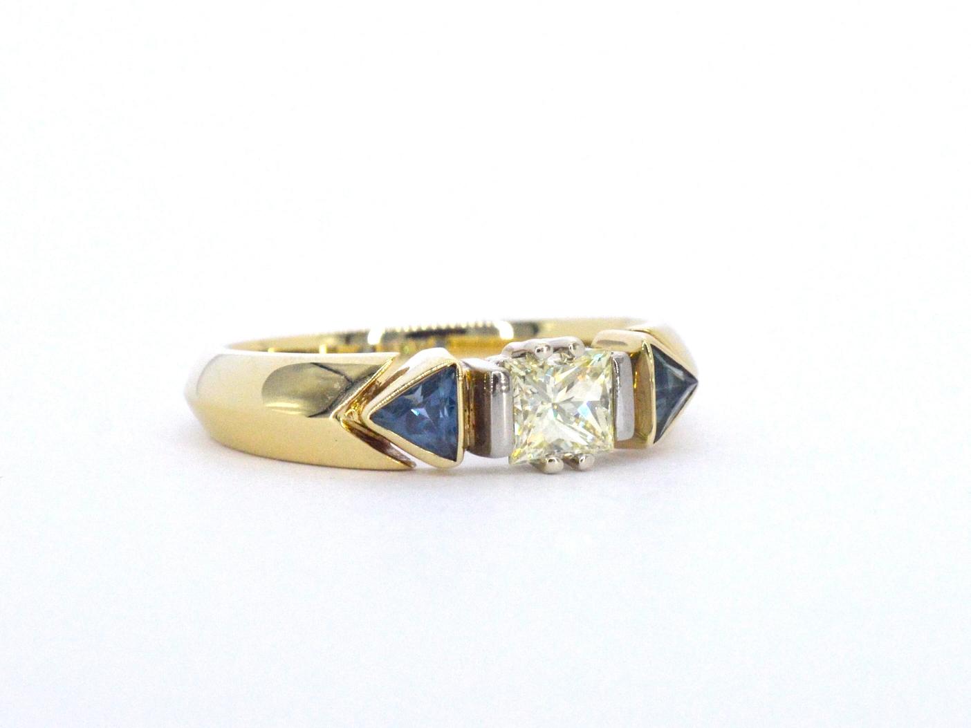 Gouden vintage ring met een grote prinses geslepen diamant en saffieren