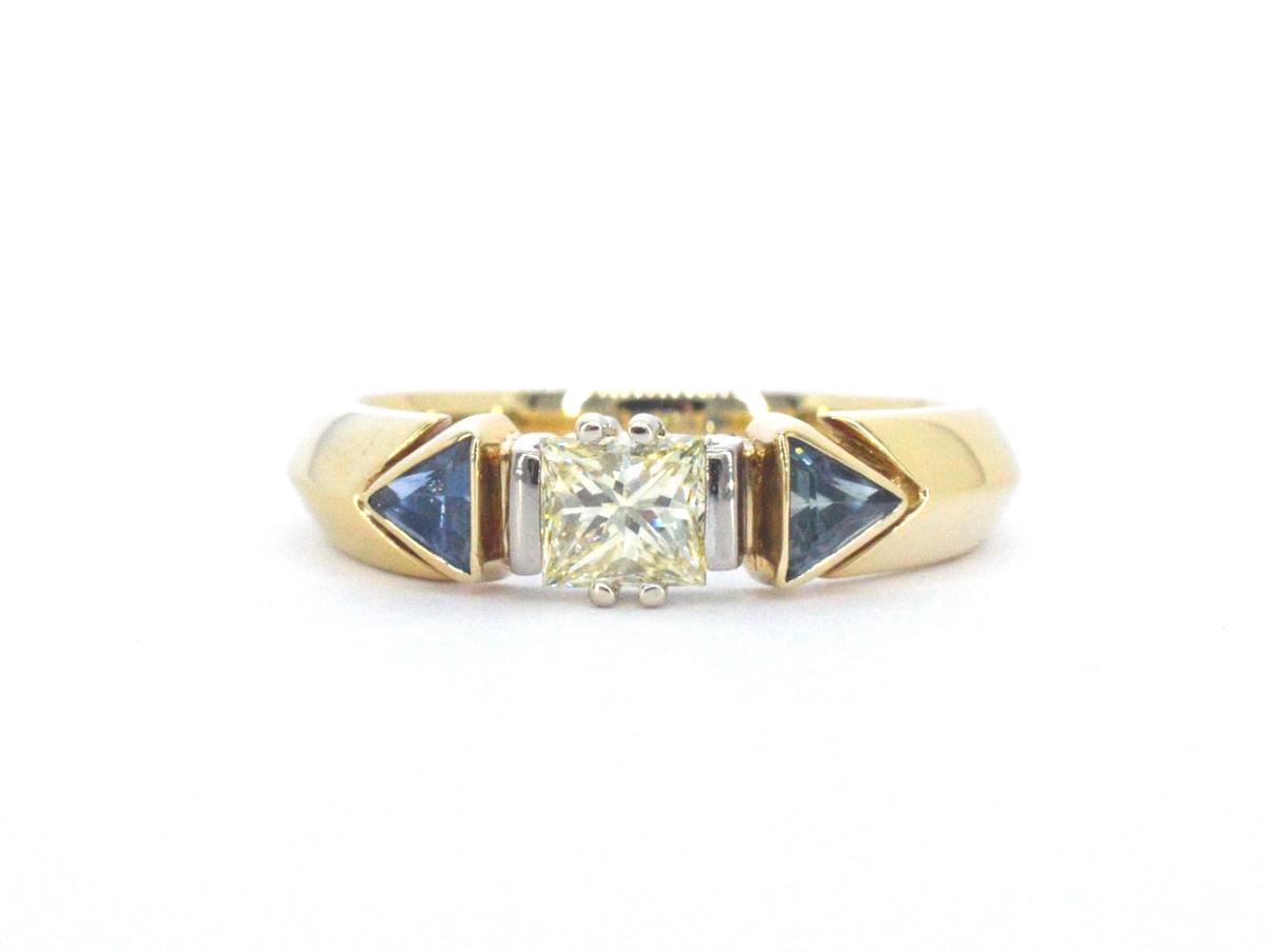 Gouden vintage ring met een grote prinses geslepen diamant en saffieren