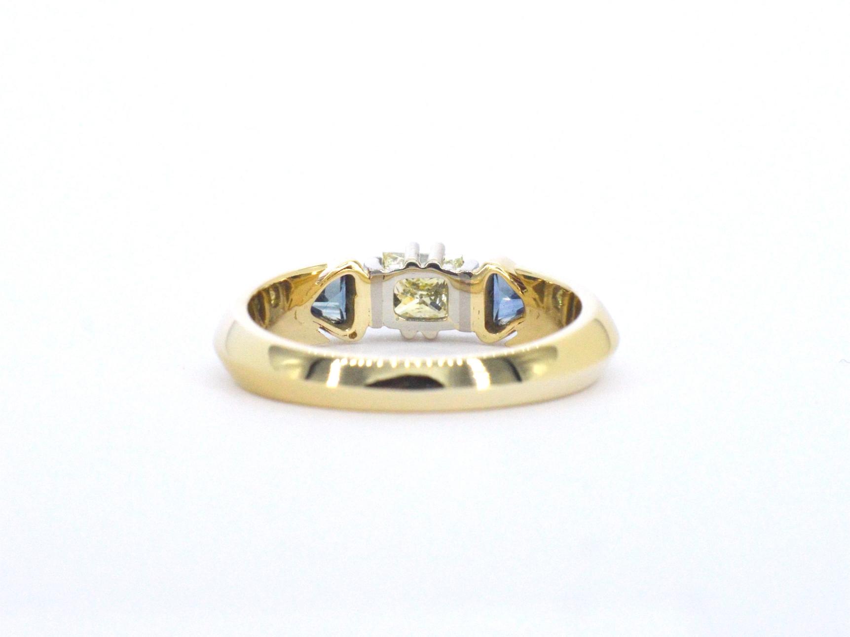 Gouden vintage ring met een grote prinses geslepen diamant en saffieren