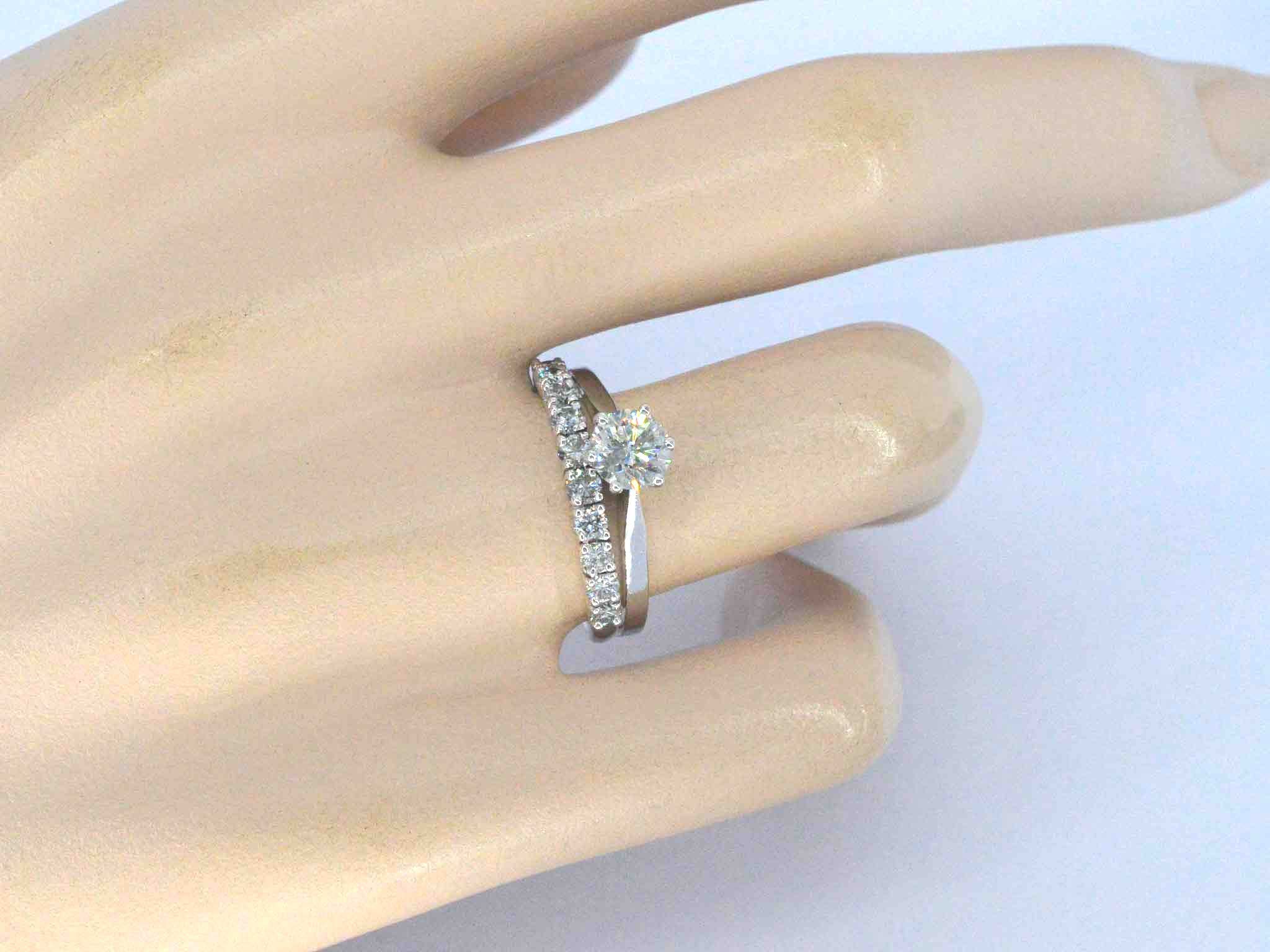 Gouden solitaire ring en een aanschuifring met natuurlijke briljant geslepen diamanten