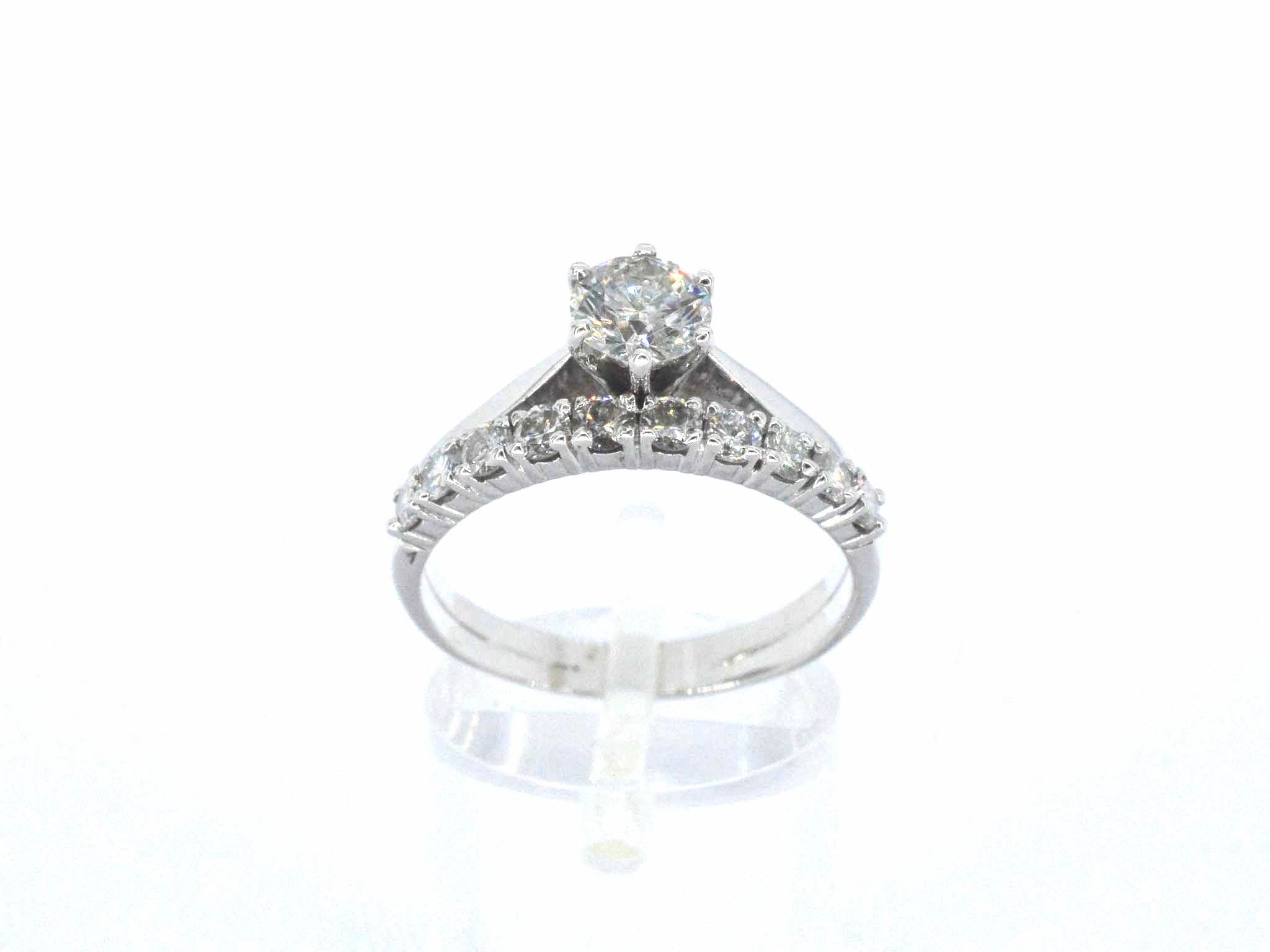 Gouden solitaire ring en een aanschuifring met natuurlijke briljant geslepen diamanten