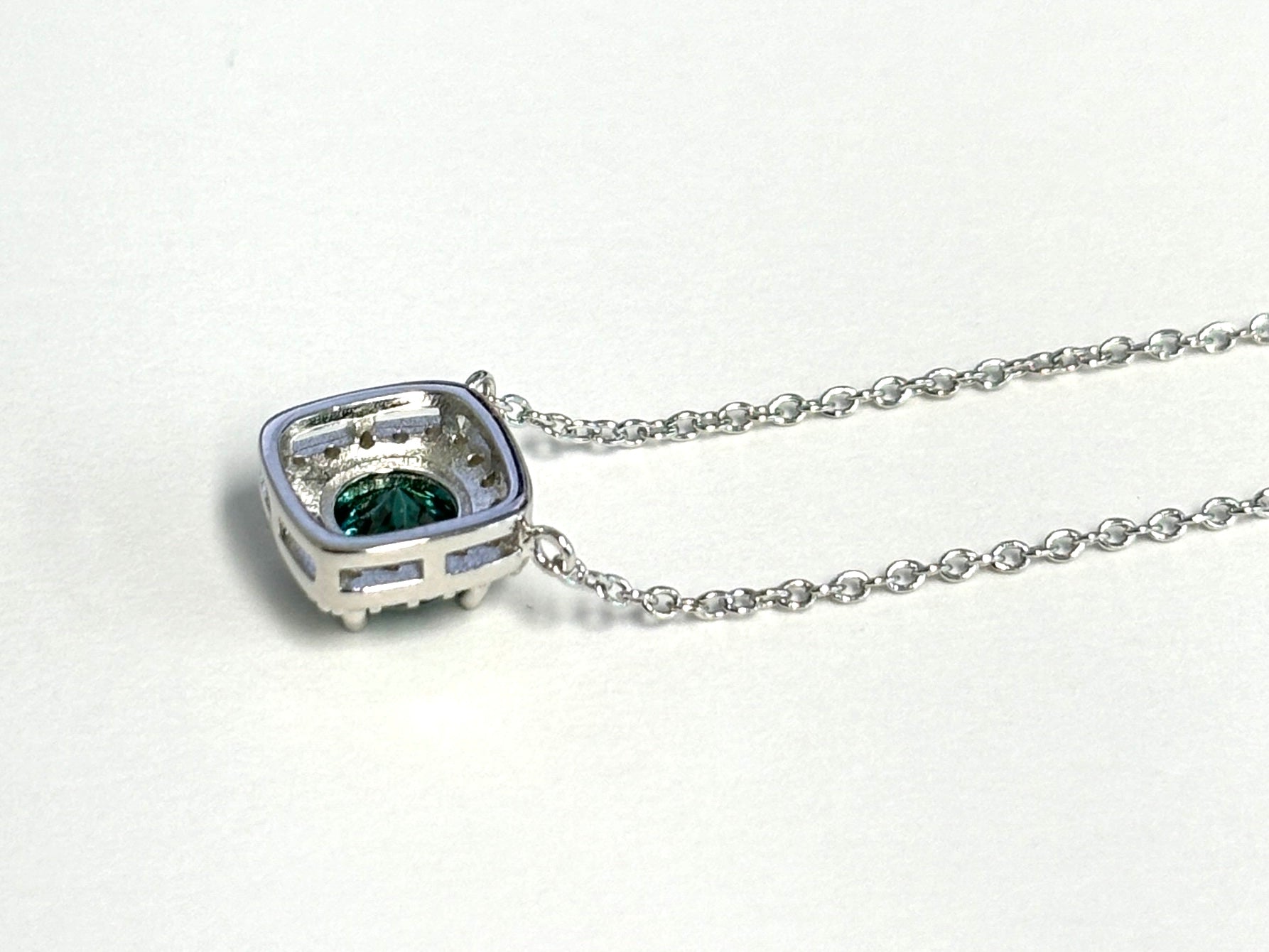Ketting met een groen gekleurde briljant