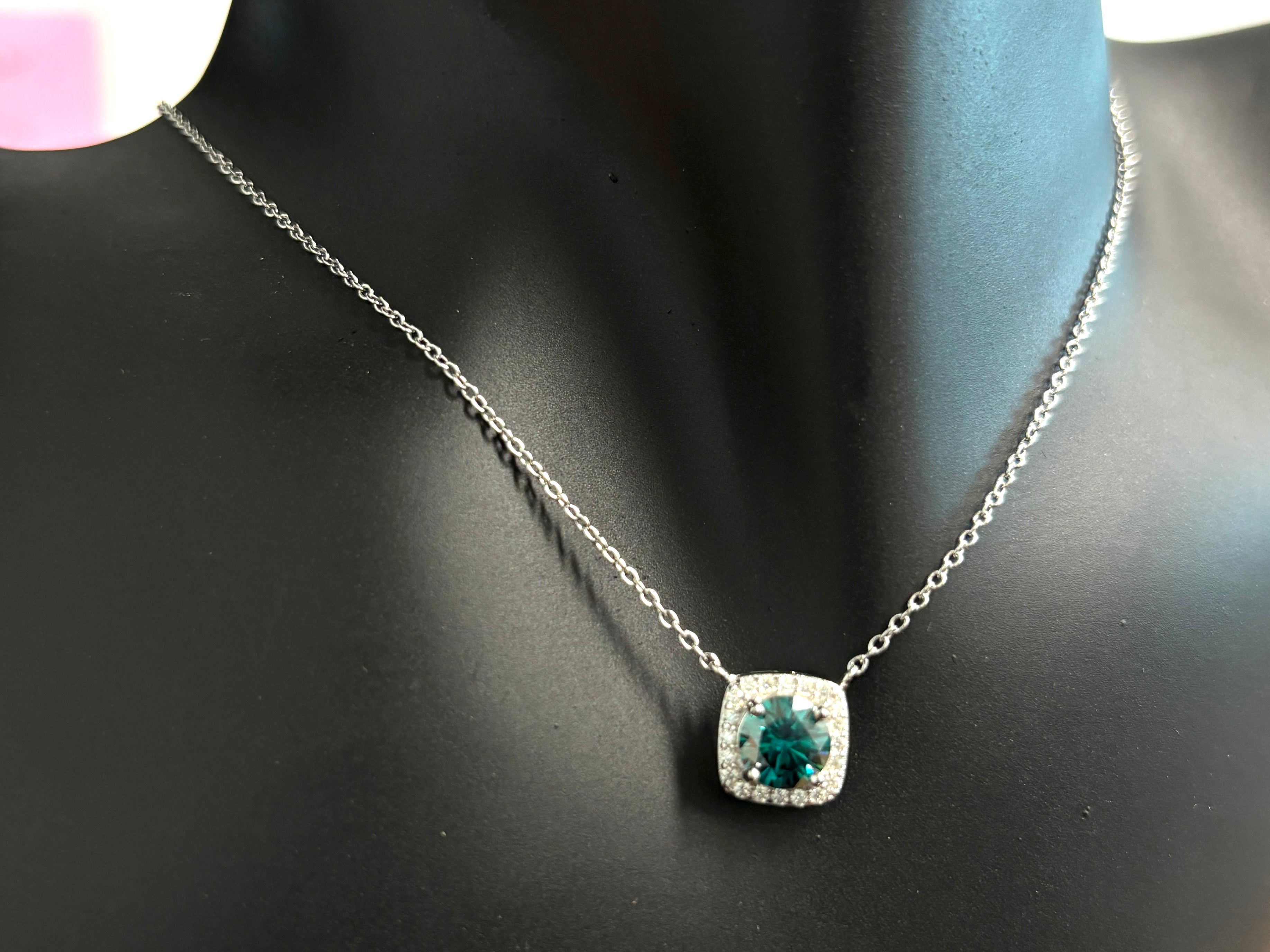 Ketting met een groen gekleurde briljant