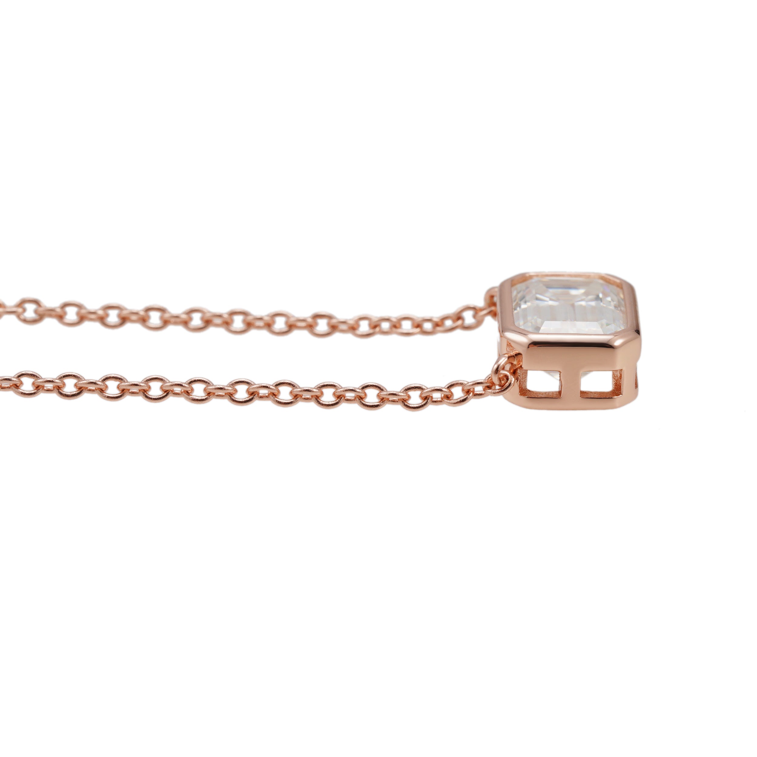 Rosékleurige ketting met rechthoekige hanger
