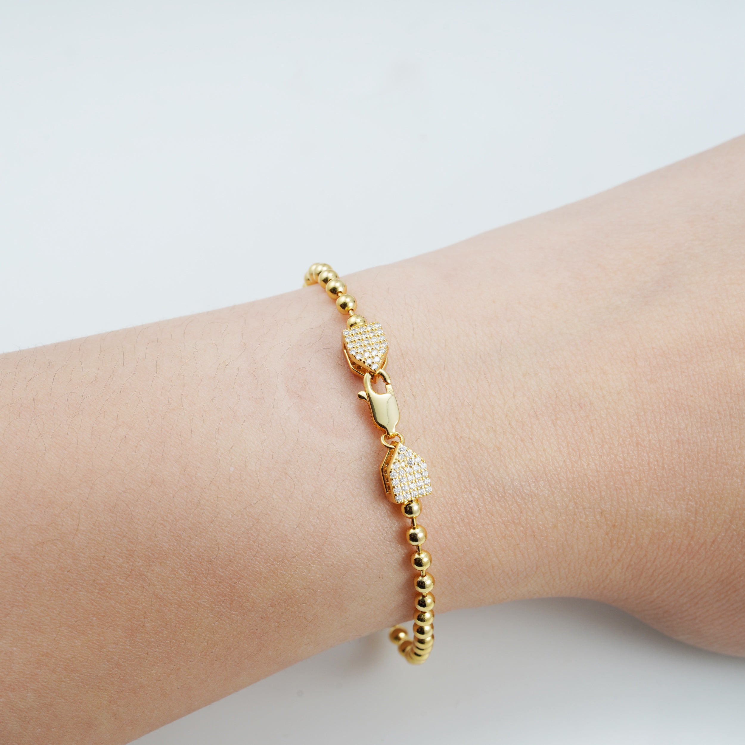 Goudkleurige ronde armband bezet met briljanten