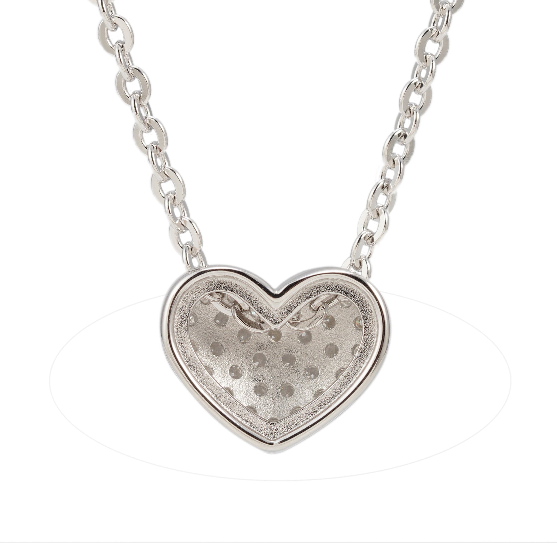 Ketting met hart en kleine ronde stenen in wit zilver