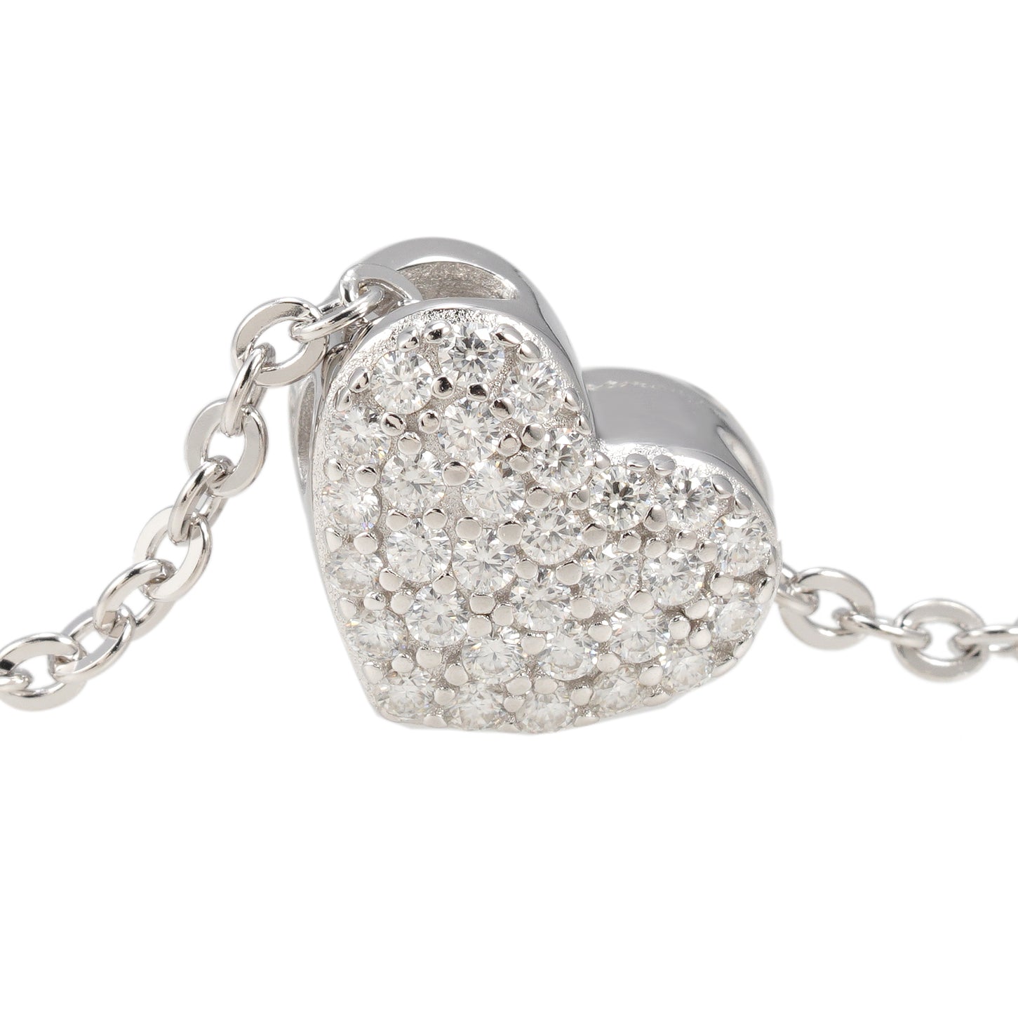 Ketting met hart en kleine ronde stenen in wit zilver