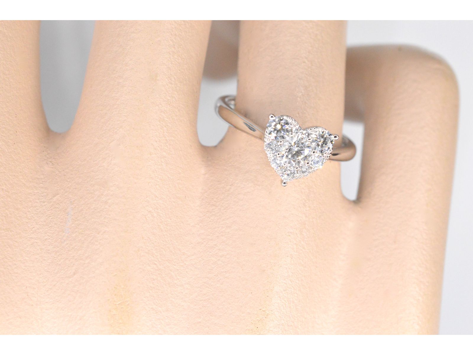 Witgouden ring met diamanten in hart vorm