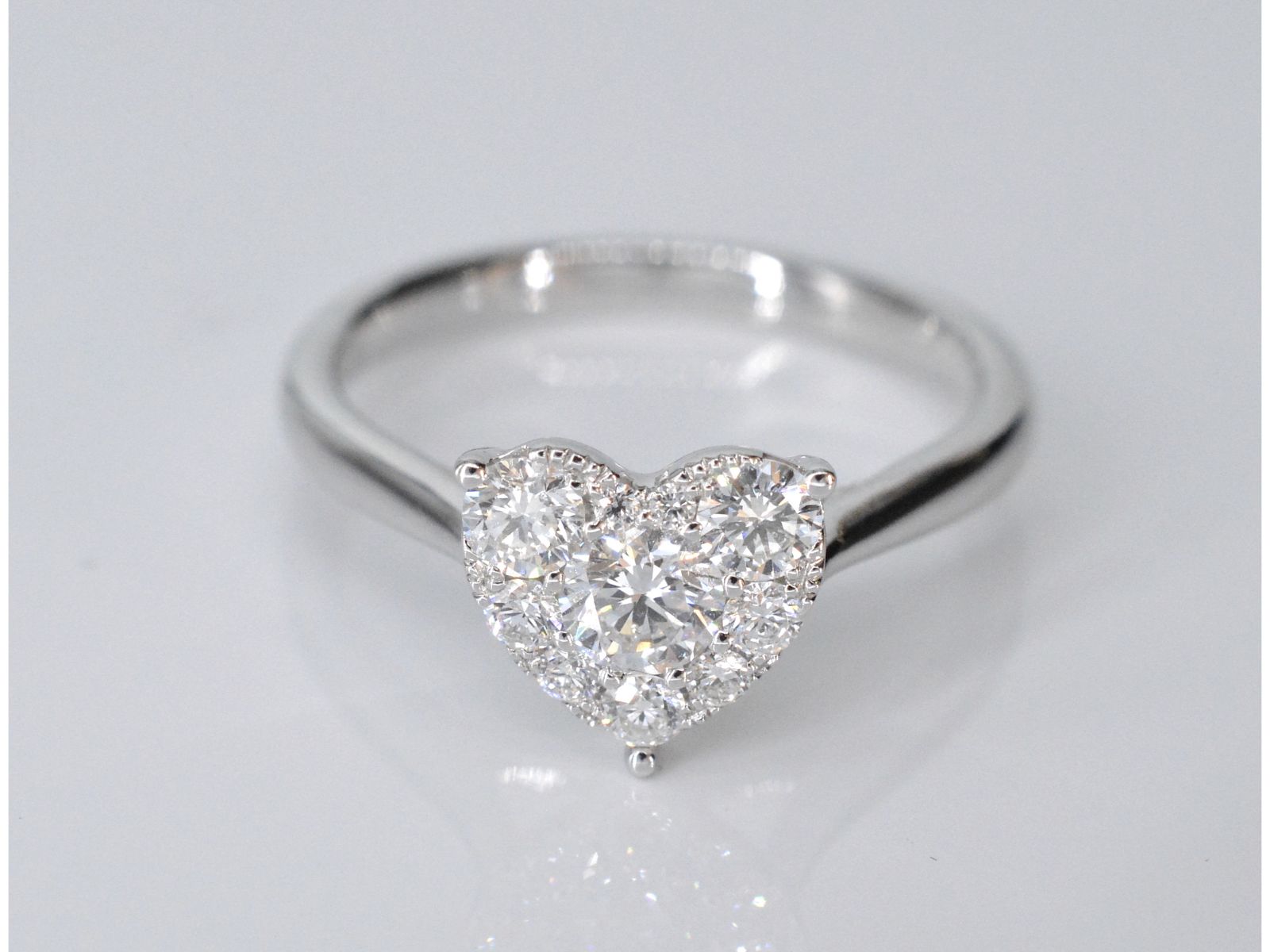 Witgouden ring met diamanten in hart vorm