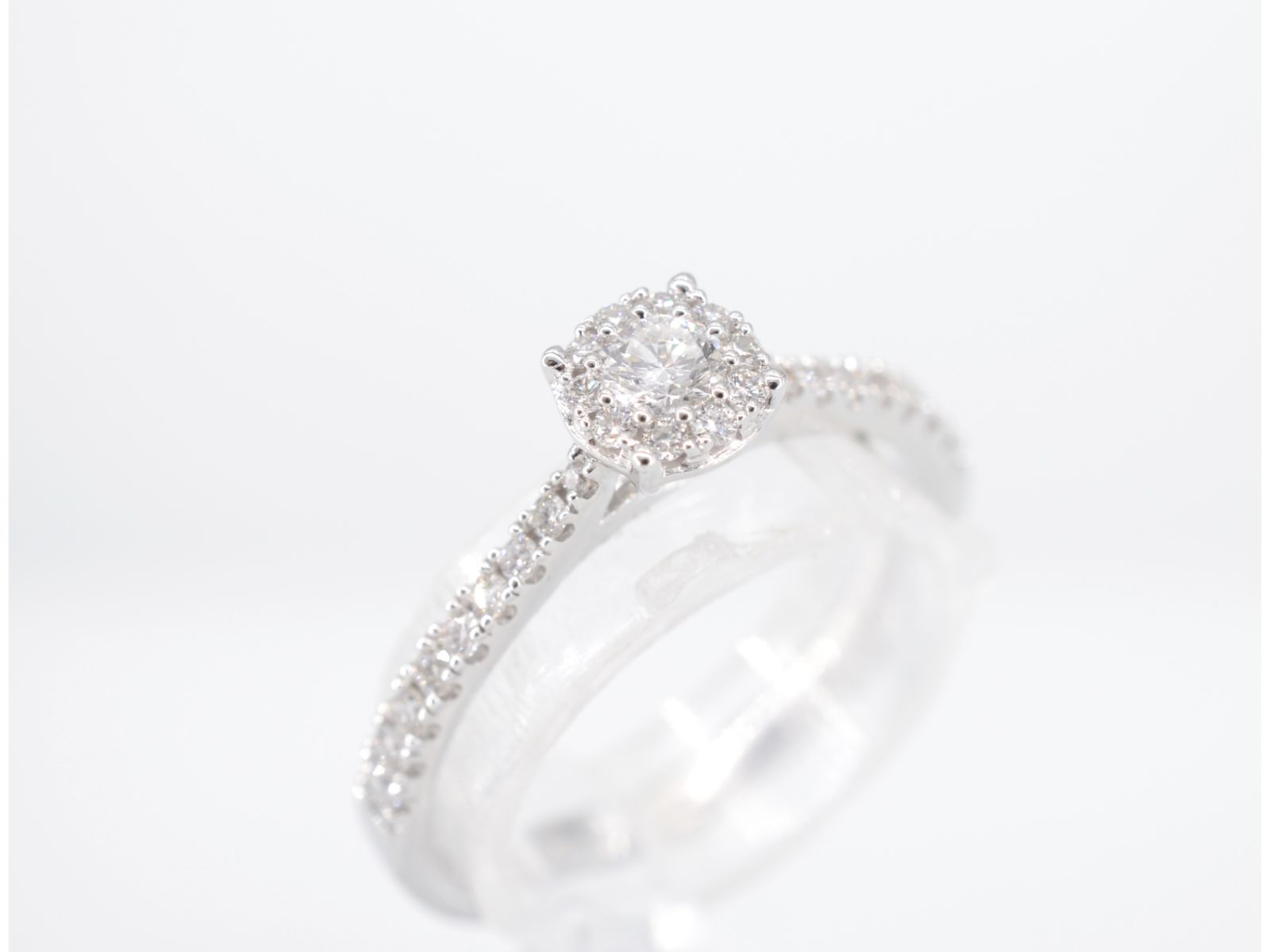 Witgouden entourage ring met diamanten