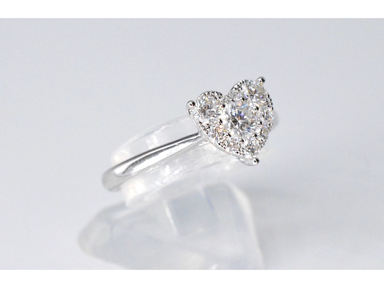 Witgouden ring met diamanten in hart vorm