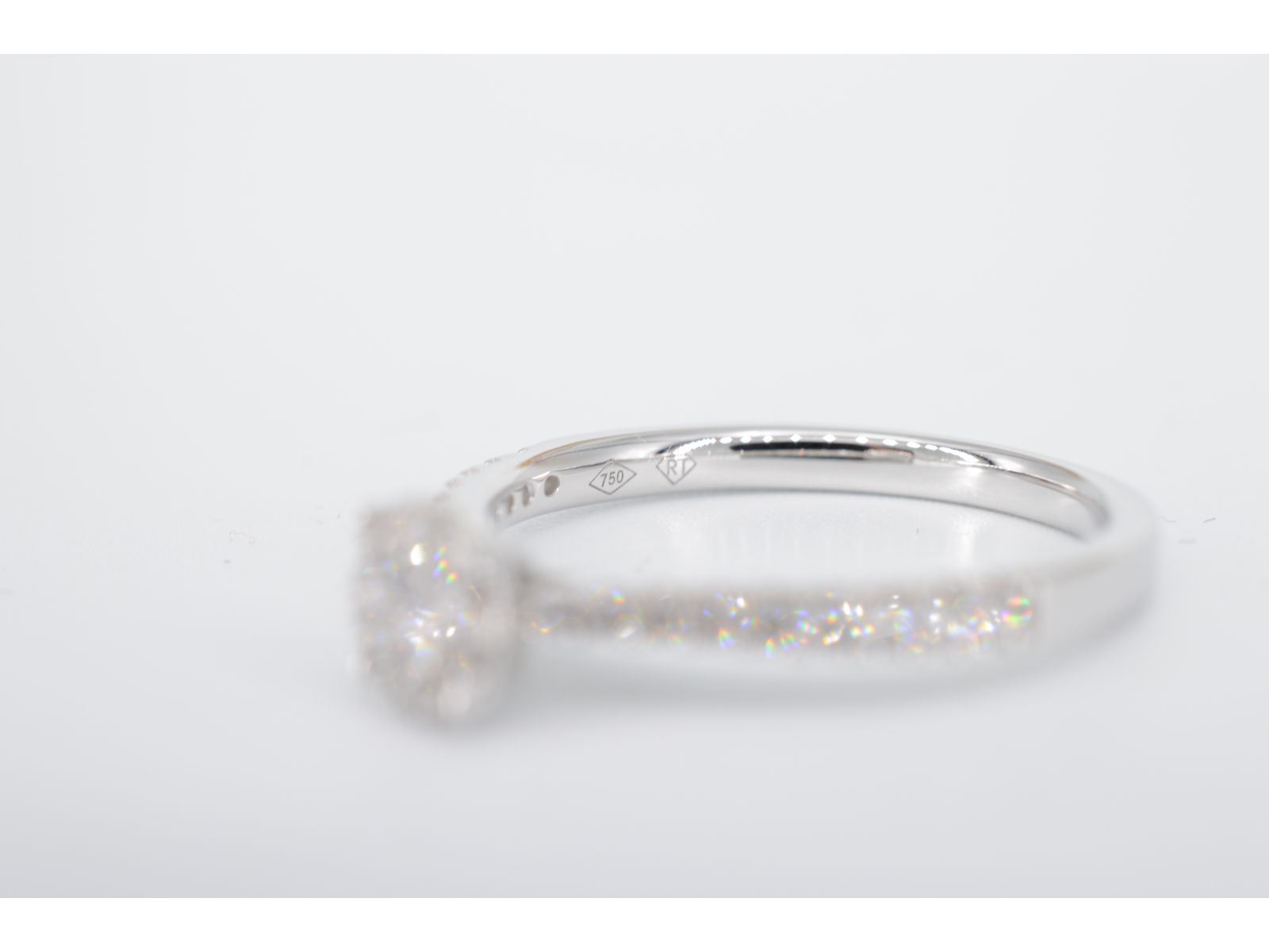 Witgouden entourage ring met diamanten