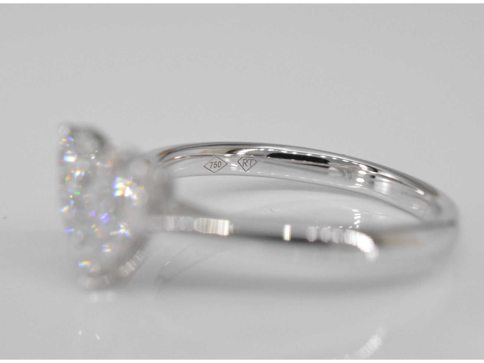 Witgouden ring met diamanten in hart vorm