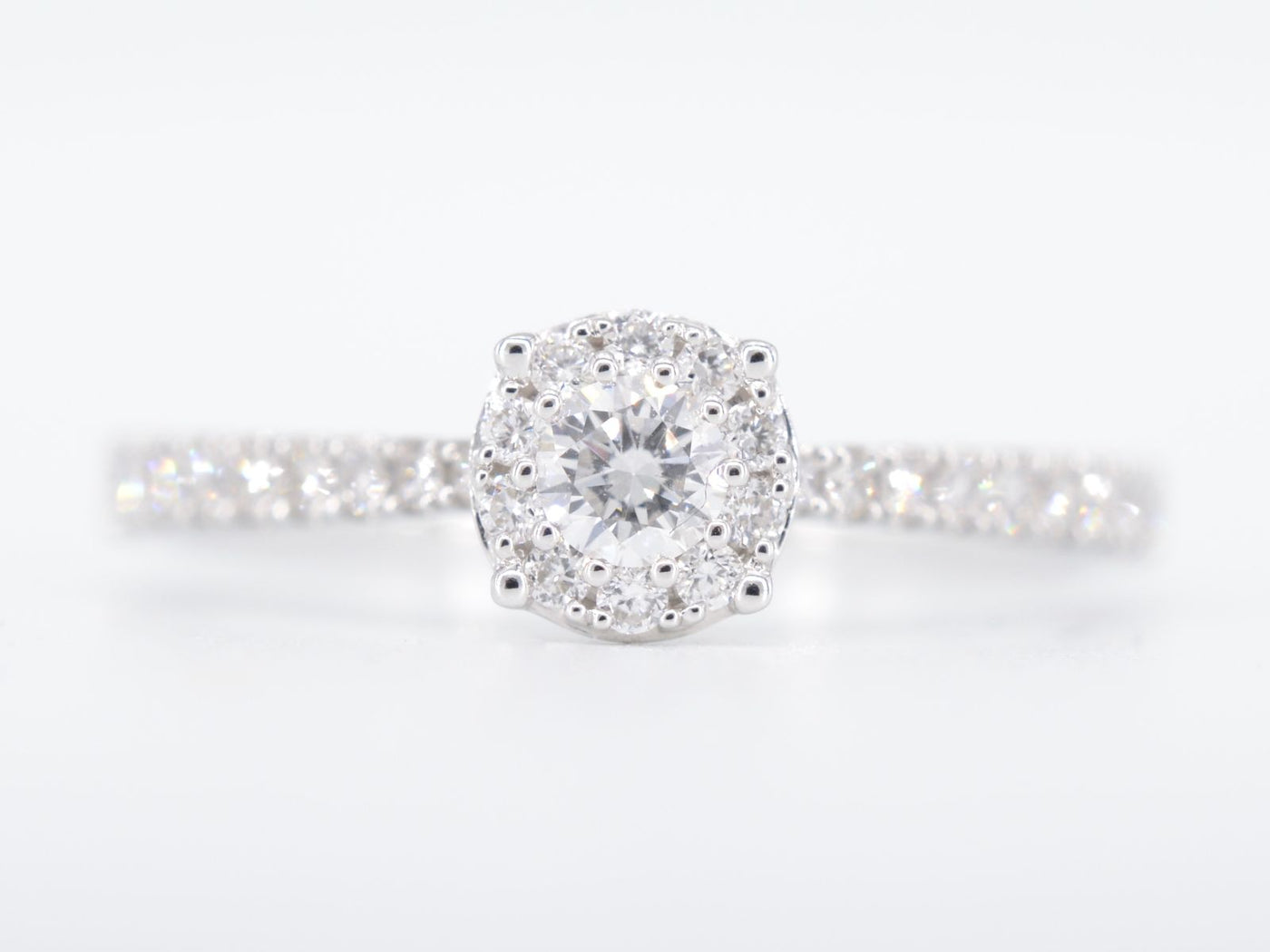 Witgouden entourage ring met diamanten