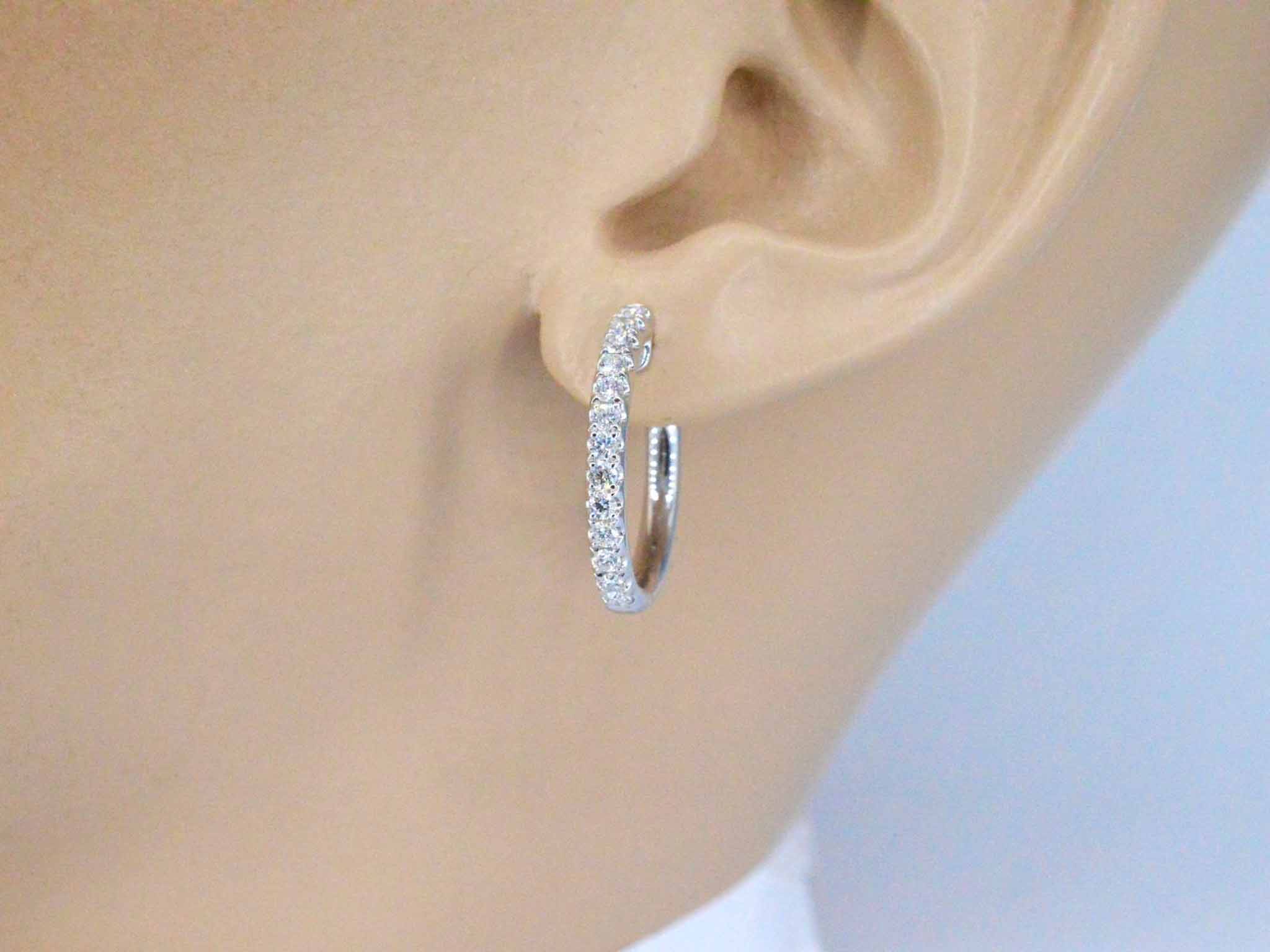 Witgouden oorhangers met 26 diamanten – 0.60 ct