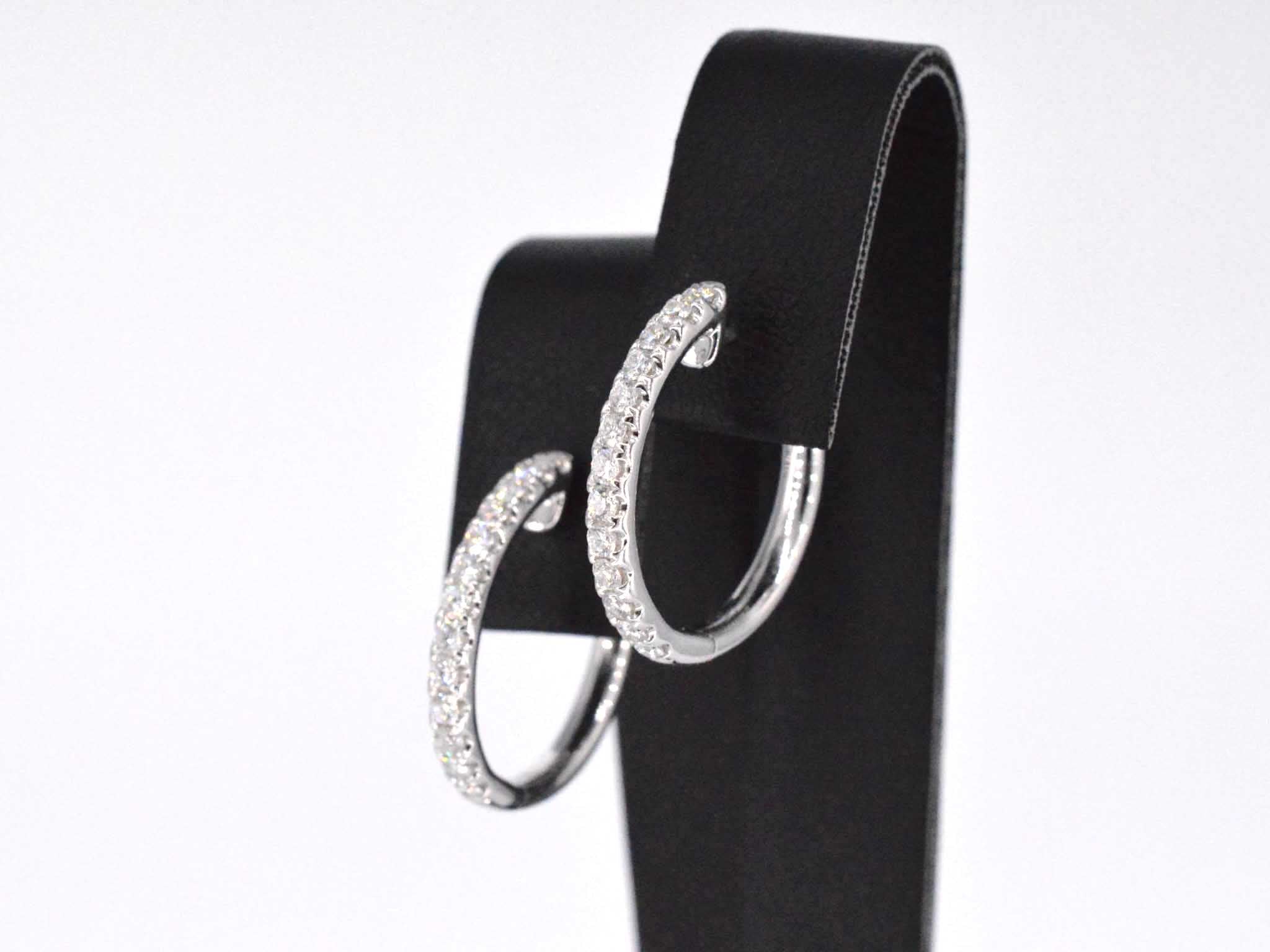 Witgouden oorhangers met 26 diamanten – 0.60 ct