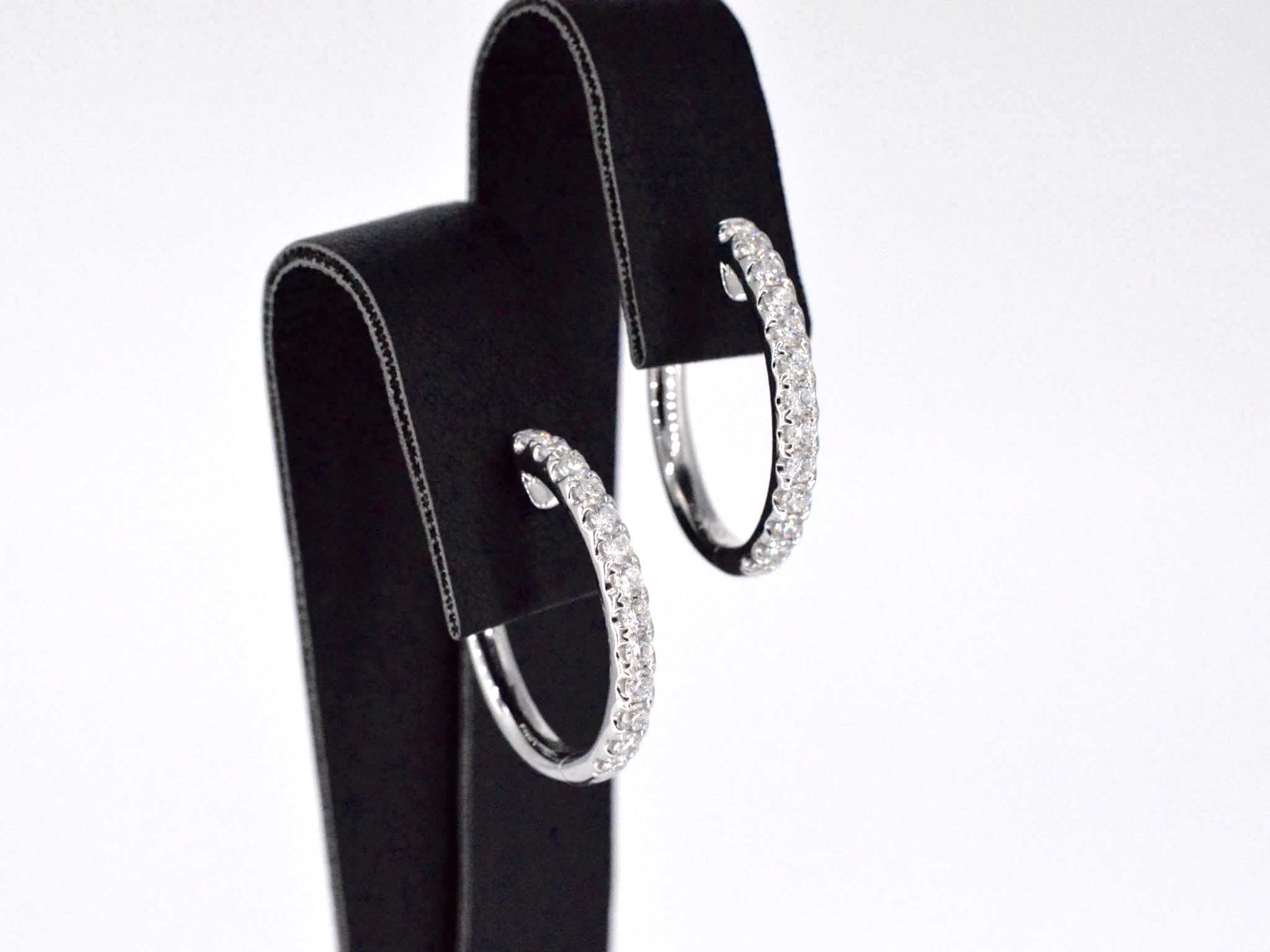 Witgouden oorhangers met 26 diamanten – 0.60 ct