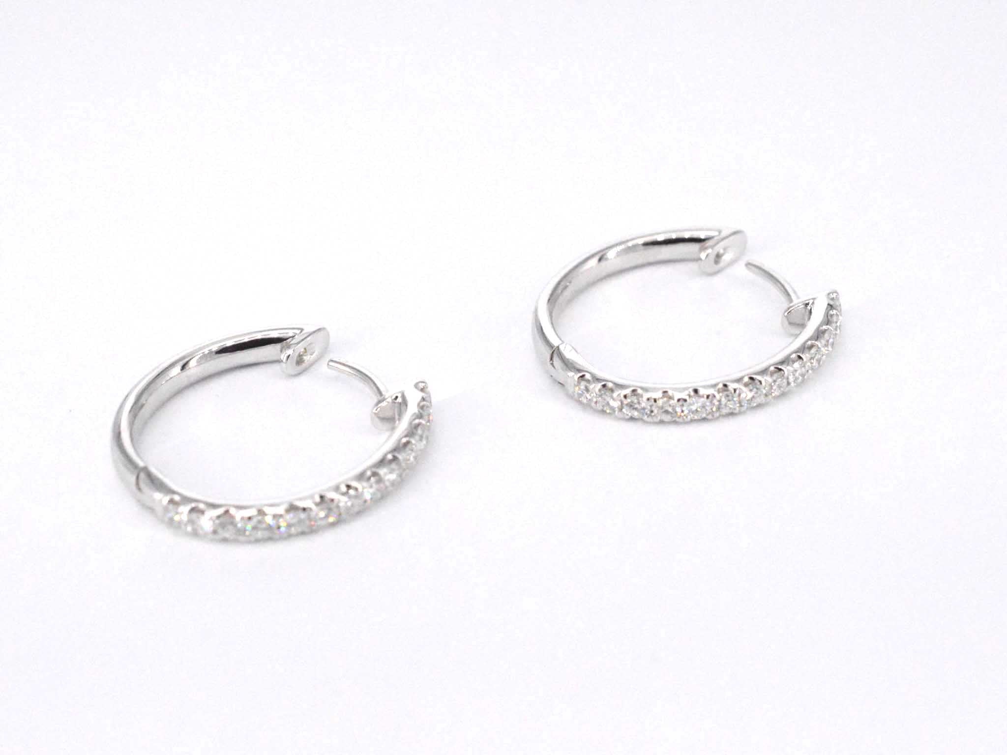 Witgouden oorhangers met 26 diamanten – 0.60 ct