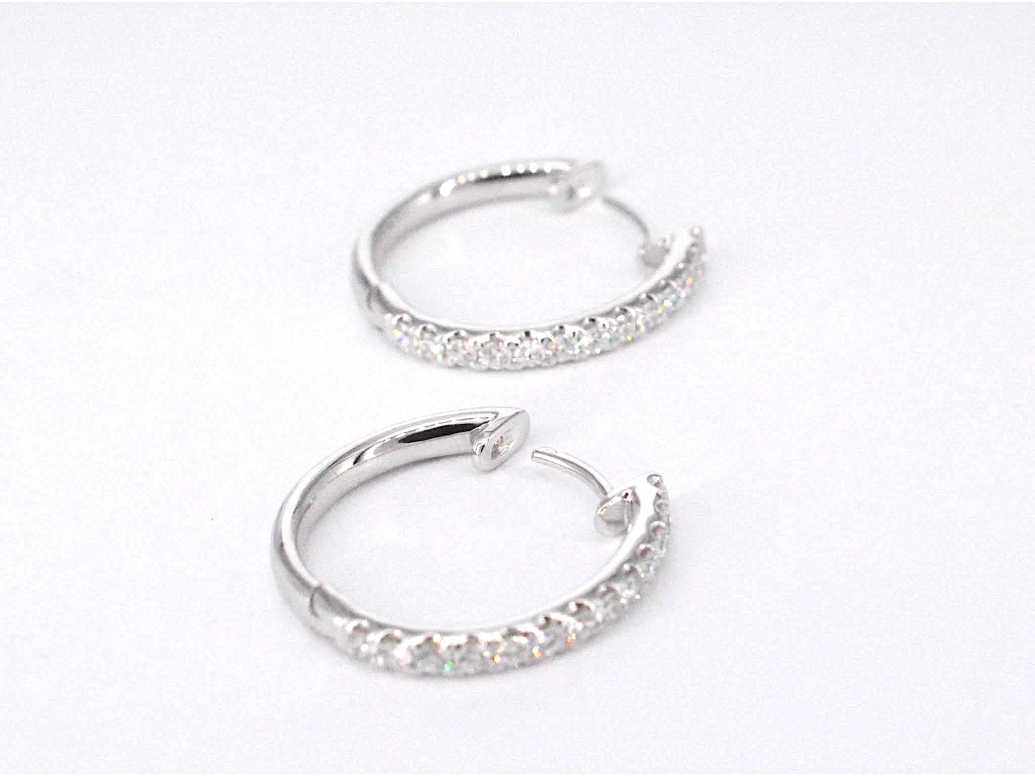 Witgouden oorhangers met 26 diamanten – 0.60 ct
