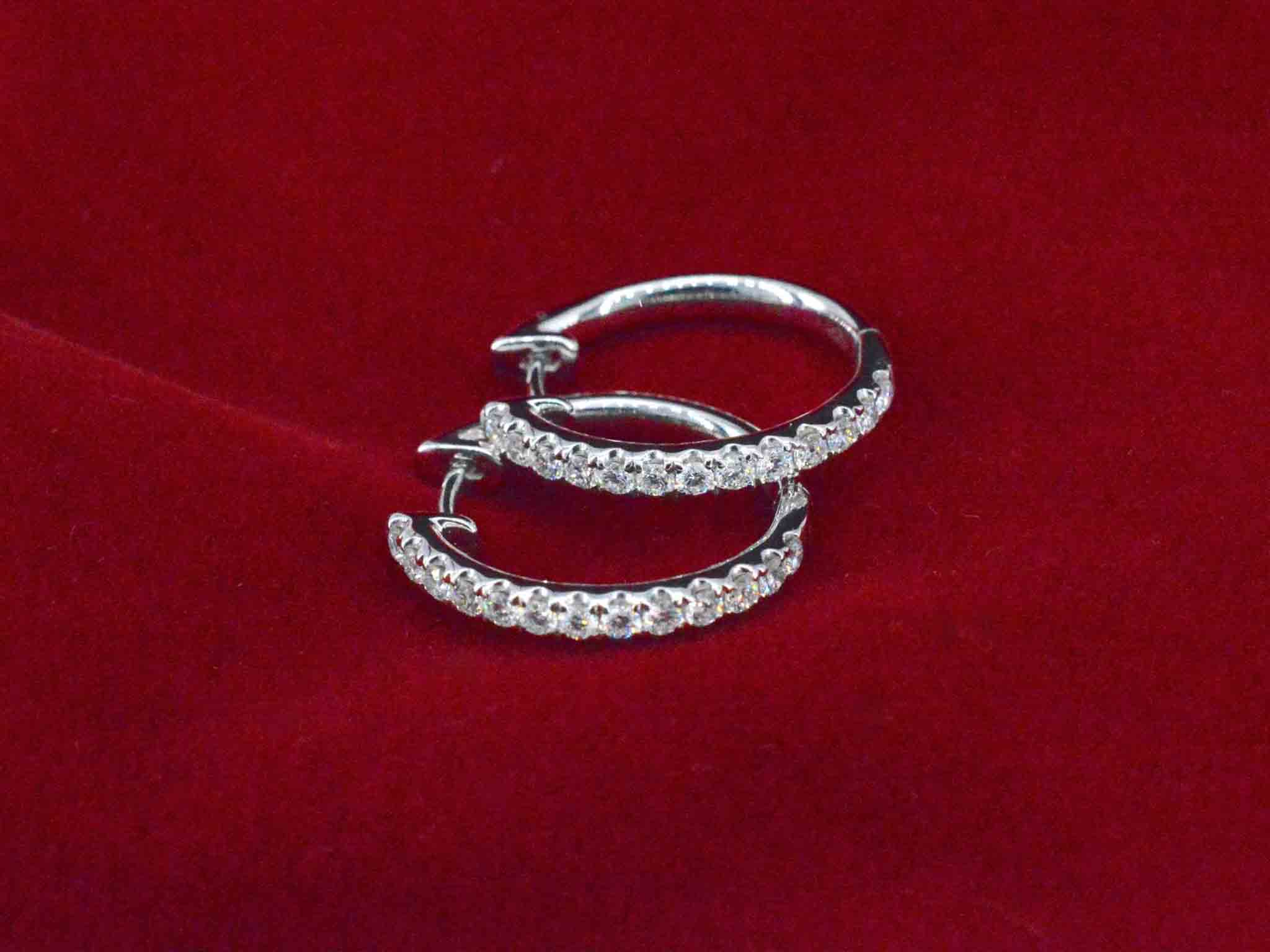 Witgouden oorhangers met 26 diamanten – 0.60 ct
