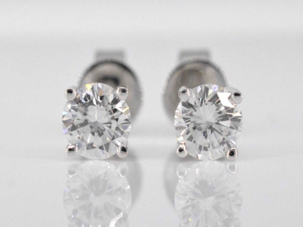 18 karaat witgouden oorknoppen, gezet met natuurlijke briljant geslepen diamanten van samen 0.80 ct