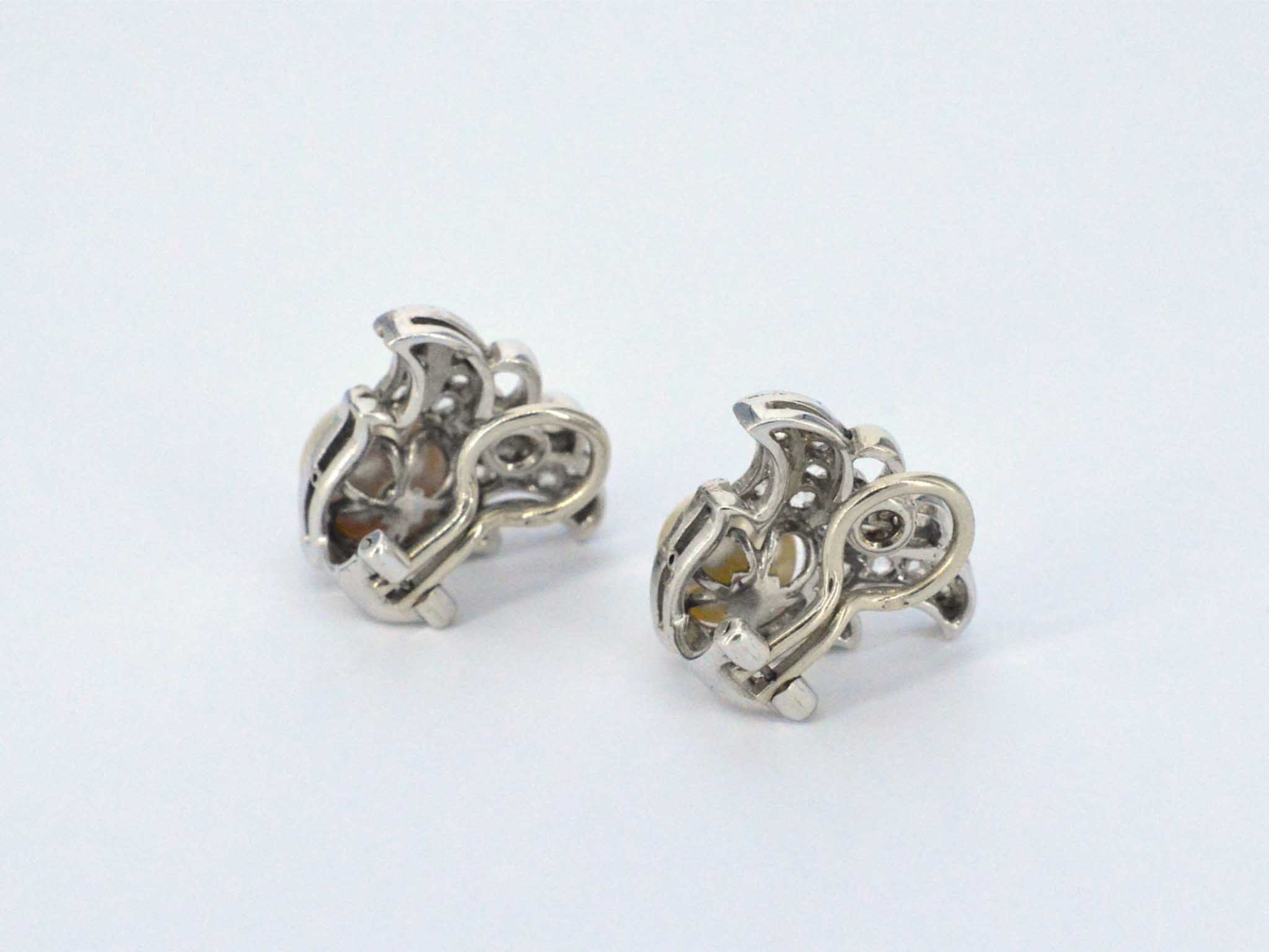 Witgouden oorclips met diamant en parels in vlindervorm