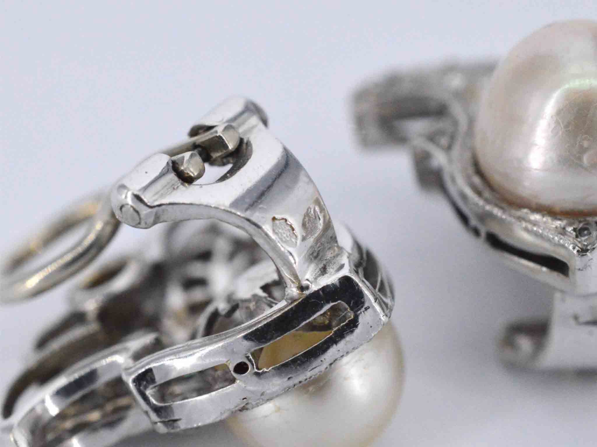 Witgouden oorclips met diamant en parels in vlindervorm