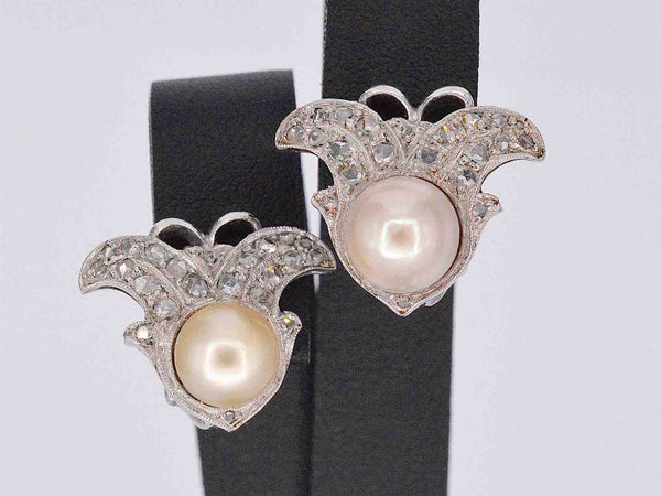 14 karaat witgouden vintage oorclips in vlindervorm, gezet met roos geslepen diamanten van 1.20 ct en parels