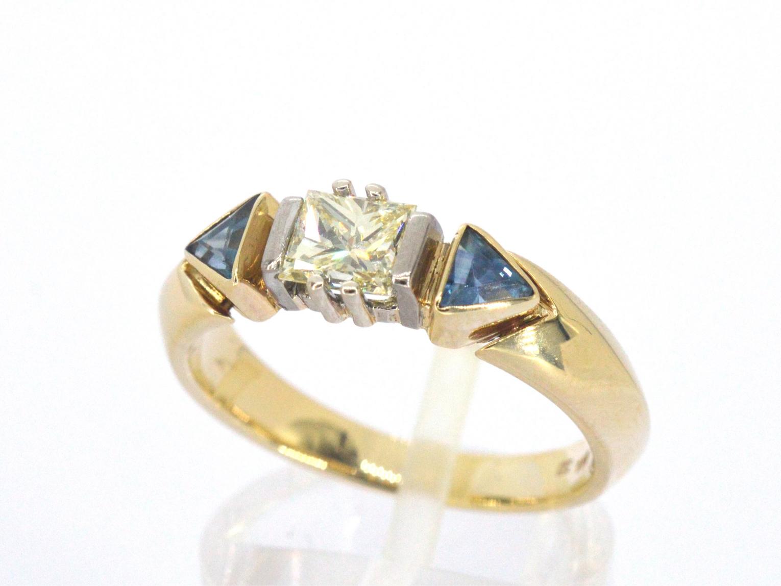 Gouden vintage ring met een grote prinses geslepen diamant en saffieren