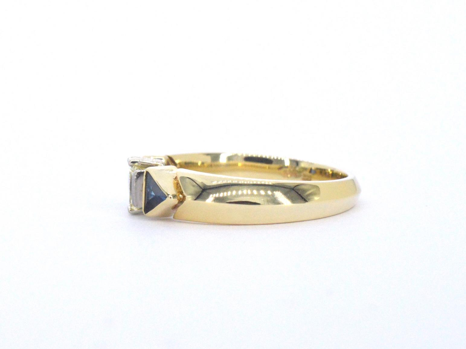 Gouden vintage ring met een grote prinses geslepen diamant en saffieren