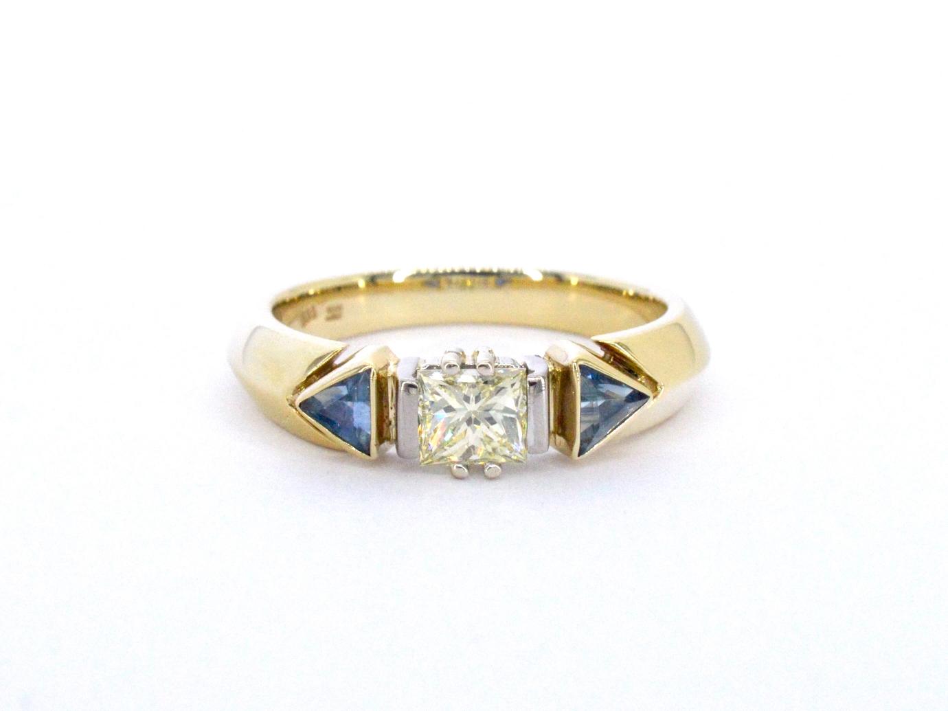 Gouden vintage ring met een grote prinses geslepen diamant en saffieren