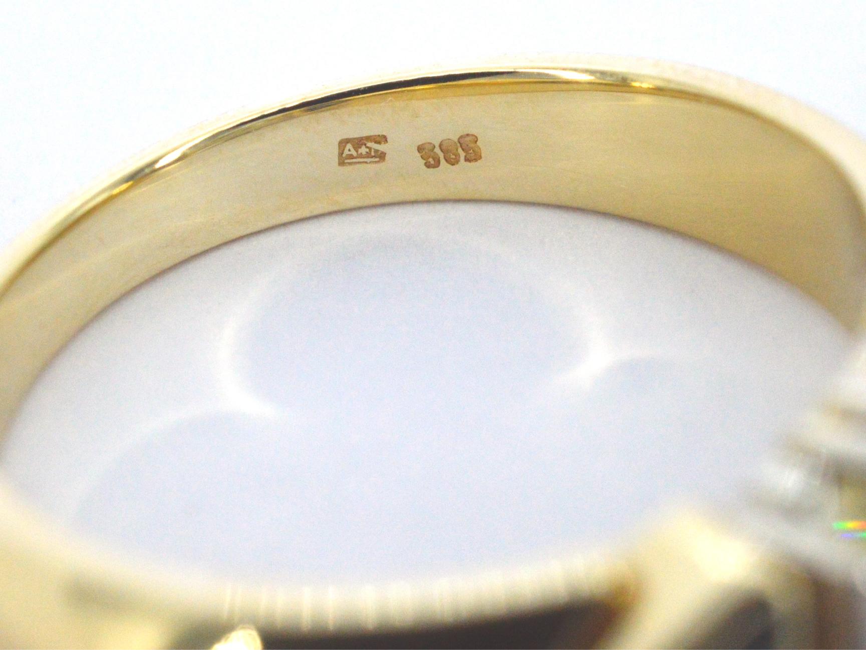 Gouden vintage ring met een grote prinses geslepen diamant en saffieren
