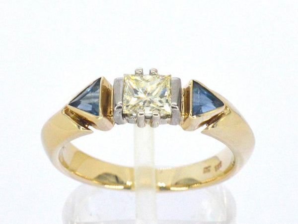 14 karaat gouden vintage ring, gezet met een prinses geslepen fancy yellow saffier van 0.75 ct
