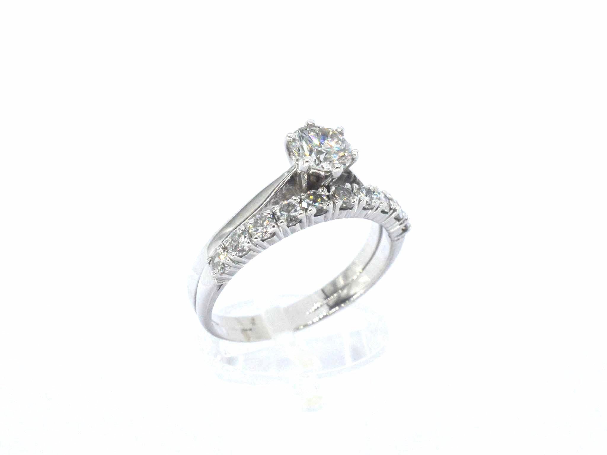 Gouden solitaire ring en een aanschuifring met natuurlijke briljant geslepen diamanten