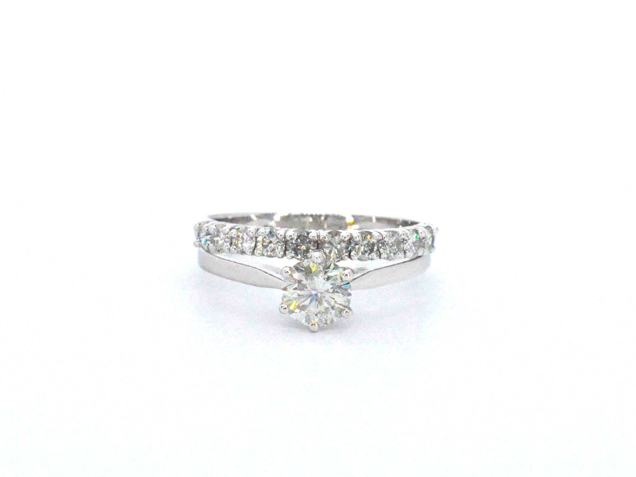 Gouden solitaire ring en een aanschuifring met natuurlijke briljant geslepen diamanten