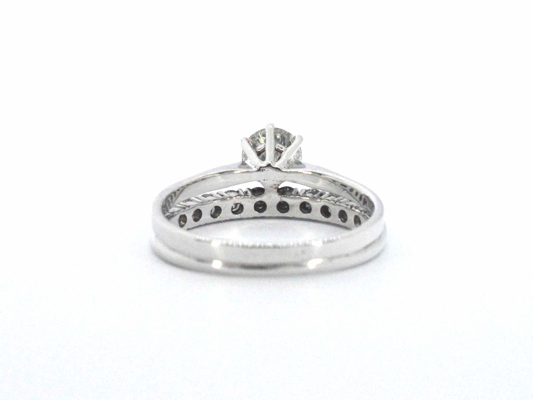 Gouden solitaire ring en een aanschuifring met natuurlijke briljant geslepen diamanten