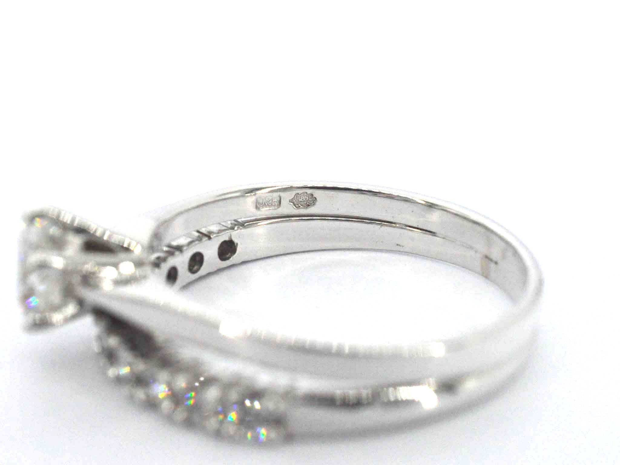 Gouden solitaire ring en een aanschuifring met natuurlijke briljant geslepen diamanten