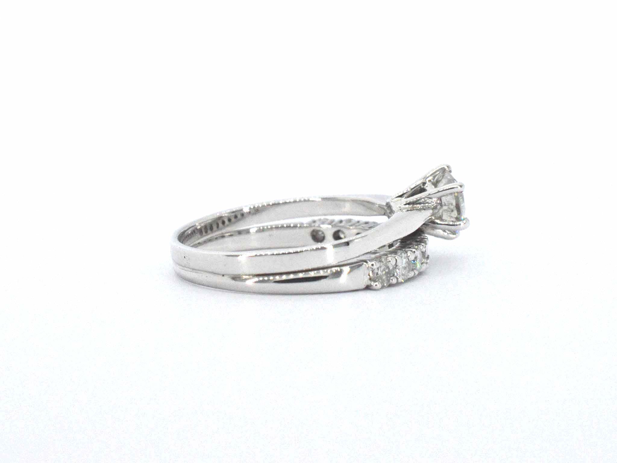 Gouden solitaire ring en een aanschuifring met natuurlijke briljant geslepen diamanten