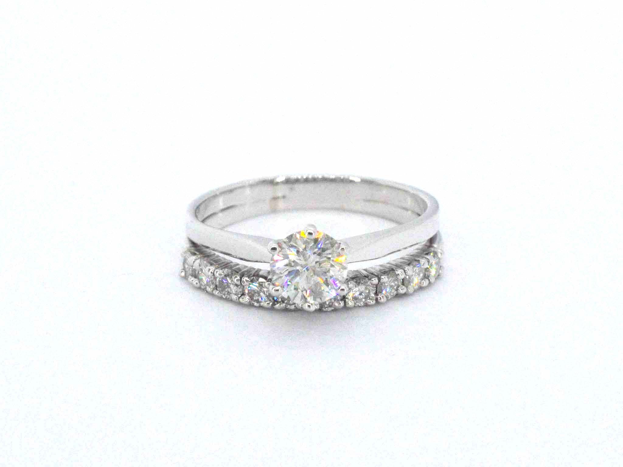 Gouden solitaire ring en een aanschuifring met natuurlijke briljant geslepen diamanten