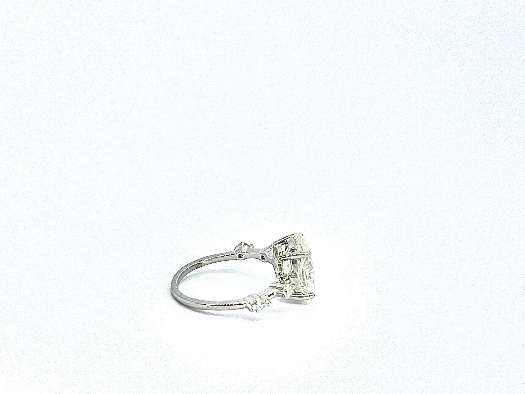 Ring met een grote ovaal en briljanten