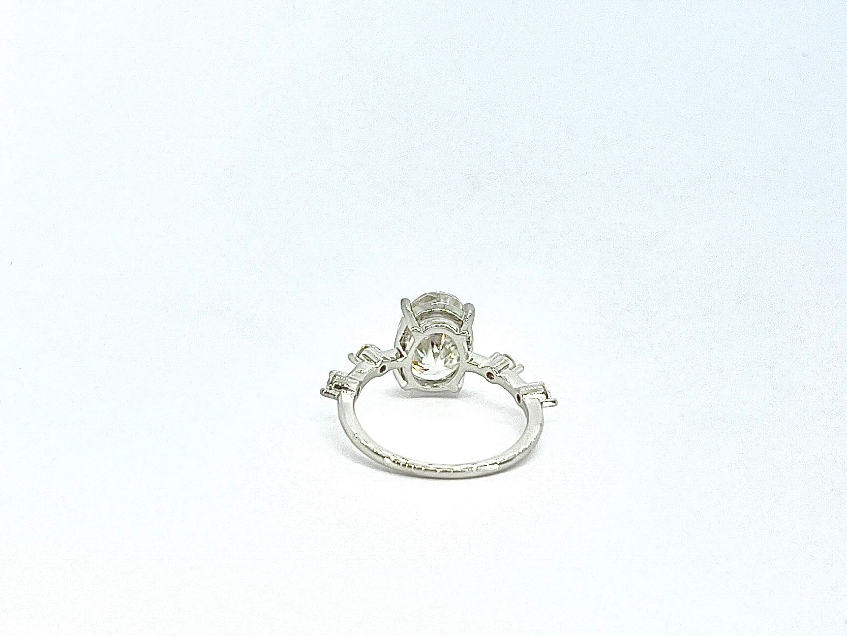 Ring met een grote ovaal en briljanten