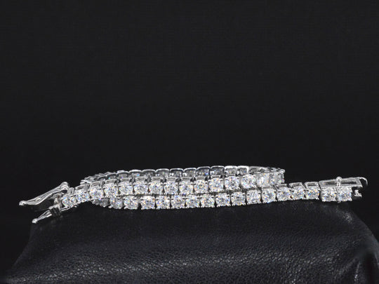 Hoog gehalte zilveren tennisarmband, gezet met 5.50 ct briljant geslepen moissaniet