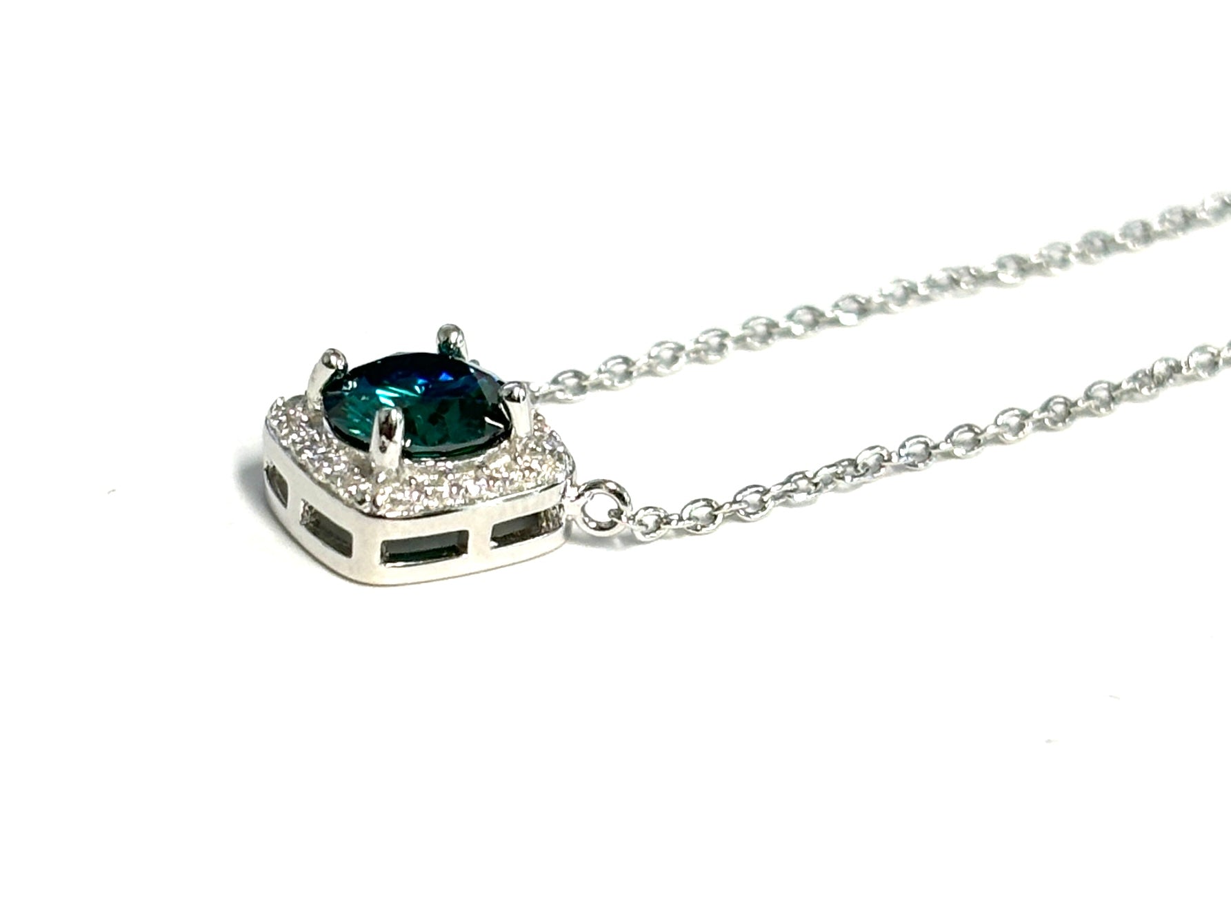 Ketting met een groen gekleurde briljant