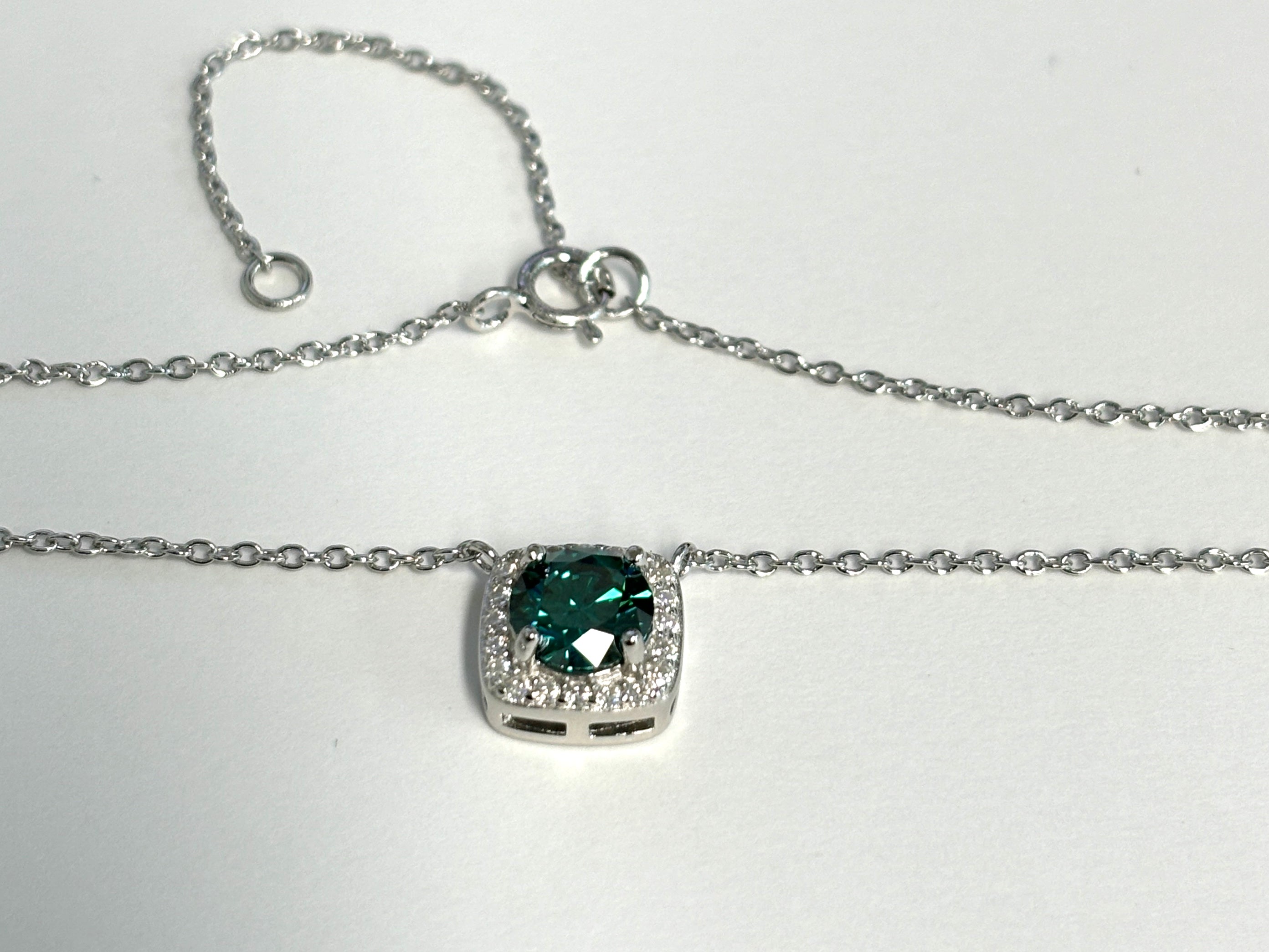 Ketting met een groen gekleurde briljant